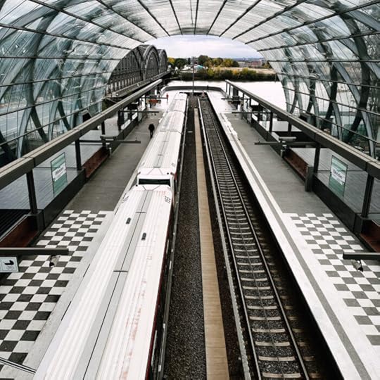 Blick auf die U-Bahngleise an den Elbbrücken, man sieht, wie die Gleise kurz vorm Wasser enden