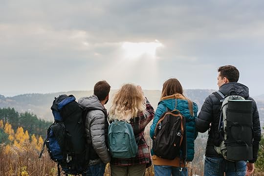 nhóm bạn 4 người mang theo balo quần áo giày trekking