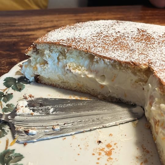 Eine angeschnittene Käsesahnetorte