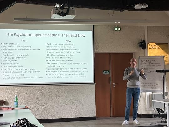 Scholar Pablo Boczkowski delivering a lecture in a room at Sciences Po in Paris
