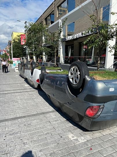 Views on Montreal streets, Hmm... blog