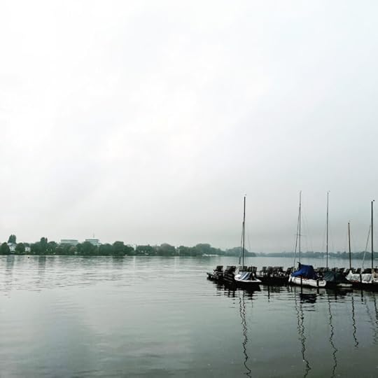 Segelboote unter Planen an einem Steg an der Außenalster. nebliges Licht, Herbststimmung