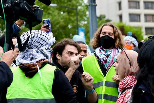 argument between Israel supporter and Gaza demonstrators