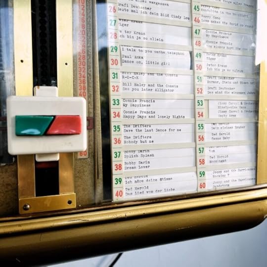 Die Titelauswahl einer Jukebox, mit Songs von Ted Herold und Bill Haley.