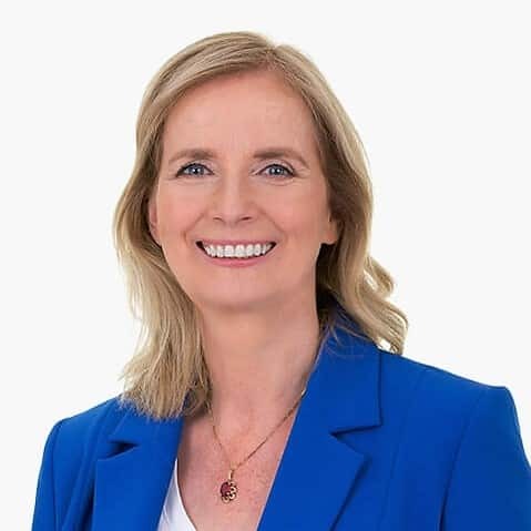 Headshot of Dr. Claire Hayes, a Tapping and CBT therapist