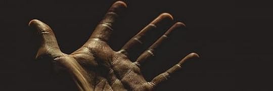 Recensione di La mano che cura di Lina María Parra Ochoa