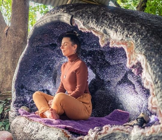 Може да медитирате в аметистовата пещера