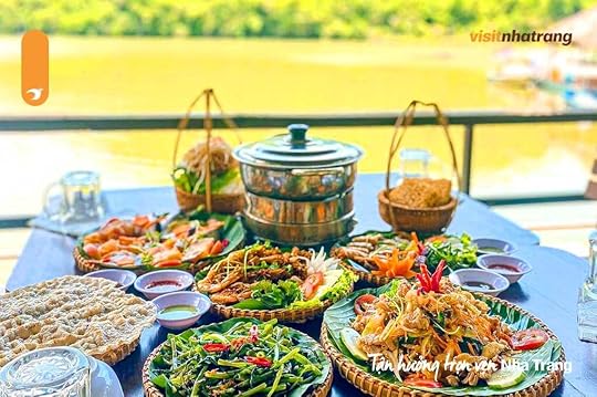 Hồ còn mang đến cho các bạn sự ấn tượng từ những hương vị ẩm thực đặc trưng của nơi đây