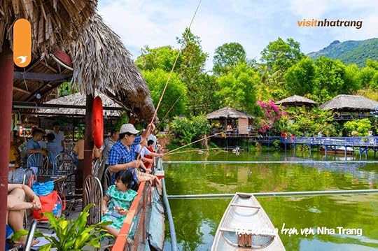 Câu cá là một hoạt động giải trí được nhiều du khách yêu thích khi đến với Hồ Kênh Hạ