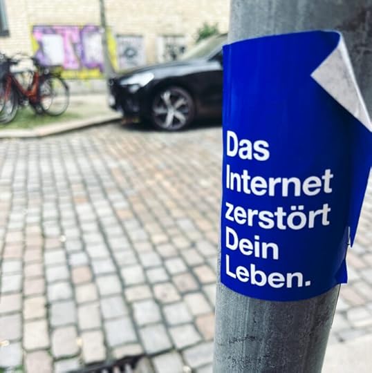 Ein Aufkleber an einem Verkehrsschildmast: Das Internet zerstört dein Leben