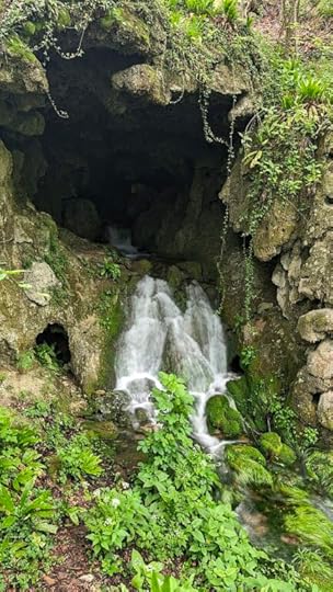 Пещерата в близост до водопад Бигора