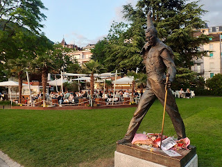 Montreux Freddie Mercury statue Les Voiles de la Rouvenaz Restaurant
