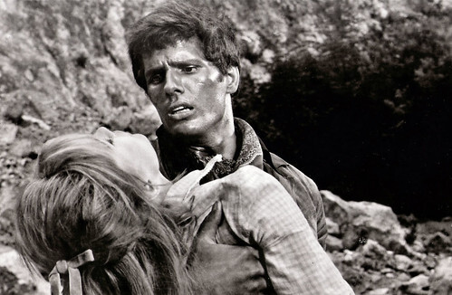 Giuliano Gemma and Sophie Daumier in Per pochi dollari ancora (1966)