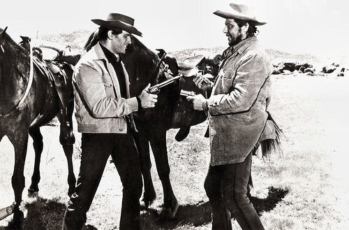 Giuliano Gemma and José Calvo in Per pochi dollari ancora (1966)