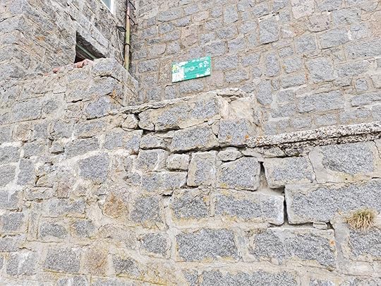 Пукнатина във външното стълбище на заслон 