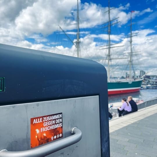 Ein Aufkleber an einem Mülleimer an der Hafenpromenade: 