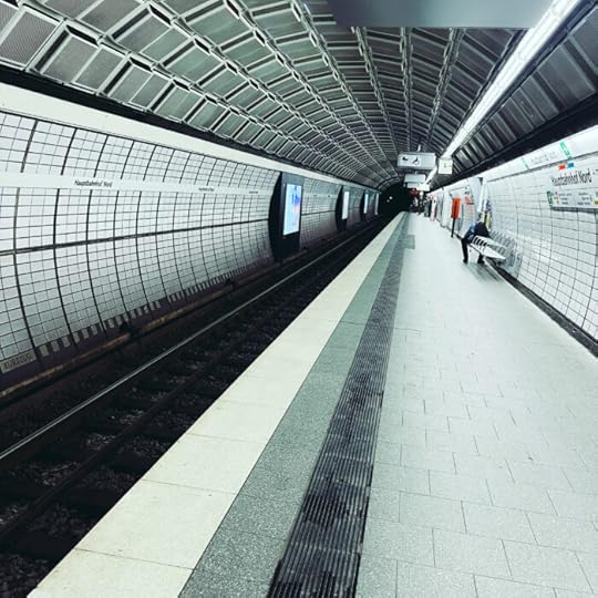 Ein U-Bahnsteig im Hauptbahnhof, Blick in die Röhre des Tunnels