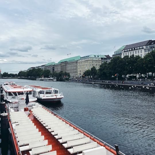 Alsterboote der weißen Flotte am Anleger Jungfernstieg