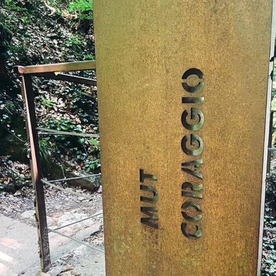 Eine metallene Stele mit der Inschrift 
