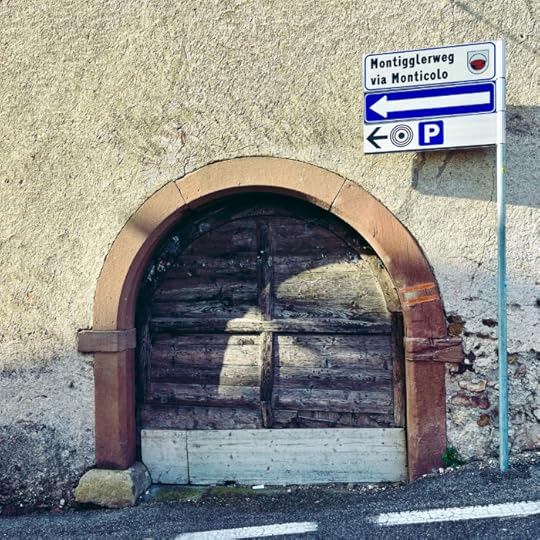 Ein Torbogen in Kaltern