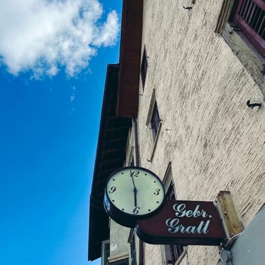 Eine altmodische Uhr an einem Juwliergeschäft in Kaltern, darunter der Schriftzug 