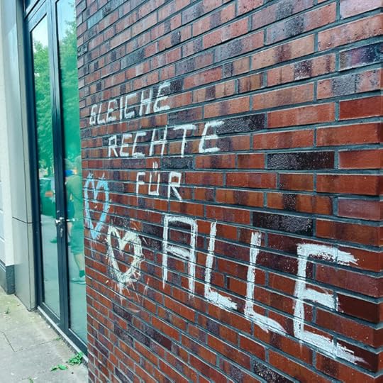 Eine mit Kreide bemalte Ziegelwand, der Schriftzug: 