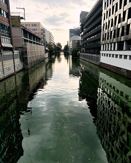 Blick auf den Mittelkanal in Hammerbrook, die mit Bürogebäuden bebauten Ufer