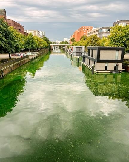 Der Mittelkanal in Hammerbrook, am rechten Ufer moderne Hausboote