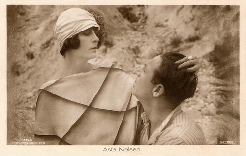 Asta Nielsen and Gregori Chmara in Der Absturz (1923)