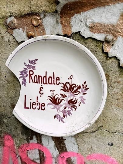 Street-Art, ein an eine Wand geklebter Teller mit der Aufschrift 