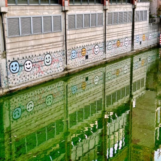 Eine mit bunten Smileys verzierte Fassade am Mittelkanal in Hammerbrook