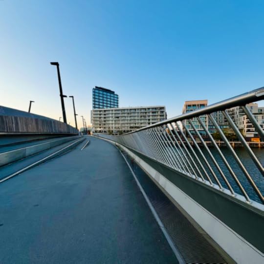 Blick über die menschenleere Baakenhafenbrücke