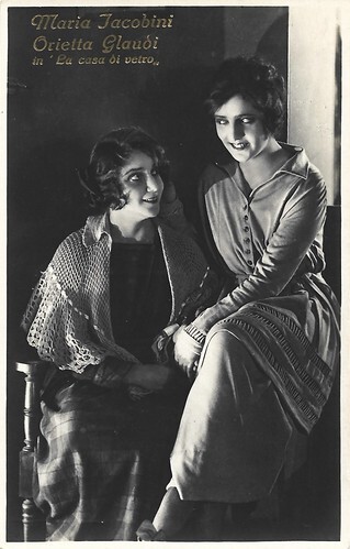 Maria Jacobini and Orietta Claudi in La casa di vetro (1920)