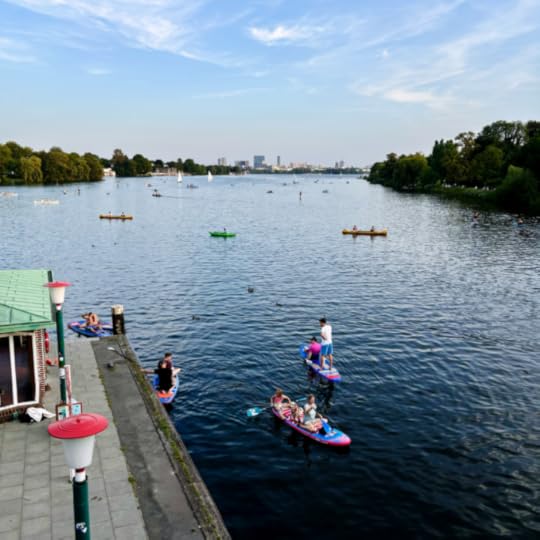 Blick von der Krugkoppelbrücke auf die belebte Außenalster, etliche Boote, Freizeitvergnügen.