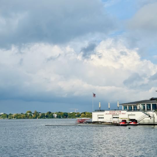 Wolken über dem Ruderclub Allemannia an der Außenalster