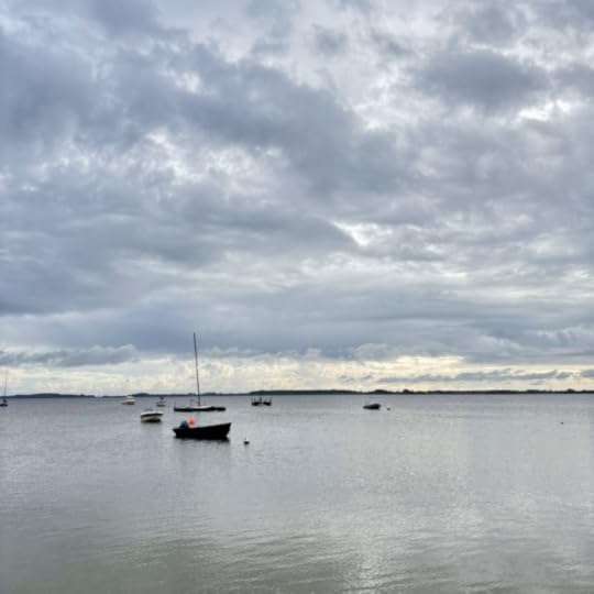 Ruhende Segelboote auf der morgendlichen Ostsee