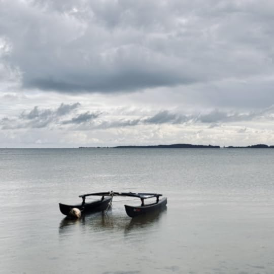 Ein still liegender Katamaran auf der Ostsee vor Steinberghaff