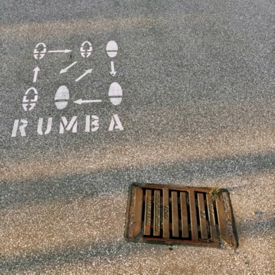 Aufgemalte Rumba-Grundschritte auf einem Fußweg in der Hafencity