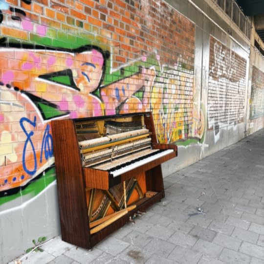 Ein marodes, ausgesetztes Klavier unter einer Brücke in Hammerbrook