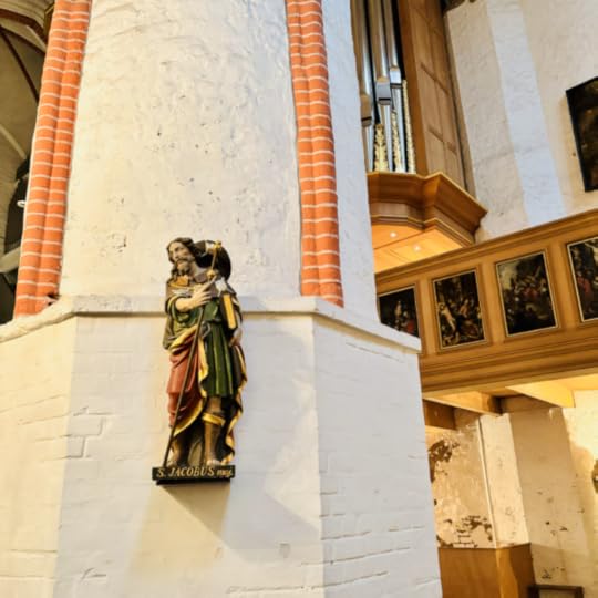 Eine Jacobs-Figur an einer Säule in St. Jacobi