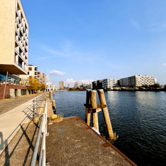 Der Versmannkai mit Blick in Richtung Elbbrücken