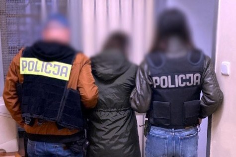 Police officers with one of the detainees /KWP Olsztyn /Police