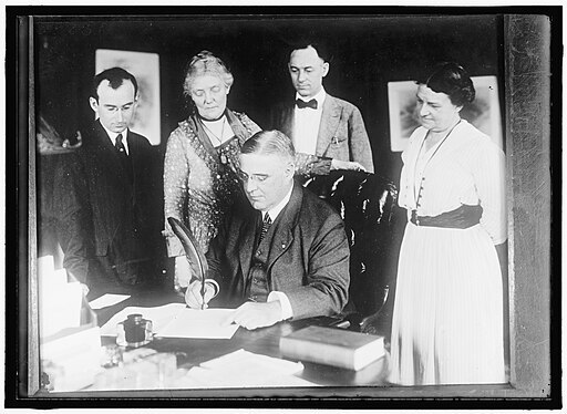 WOMAN SUFFRAGE. GOV. SPROUL OF PENNSYLVANIA SIGNING SUFFRAGE AMENDMENT LCCN2016870446