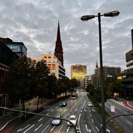 Blick von der U-Bahnstation Rödingsmarkt aus in Richtung Gedächtniskirche, letztes Sonnenlicht spiegelt sich in den Fassaden der Büros