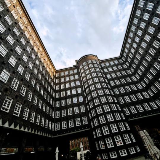 Die Fensterfronten im Innenhof des Sprinkenhofbaus