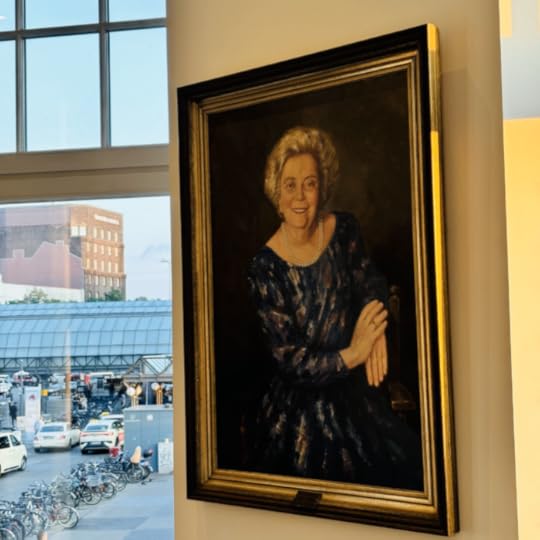 Ein Ölgemälde, es zeigt Heidi Kabel, hängt im Ohnsorg-Theater, durch das Fenster daneben sieht man das Klockmann-Haus