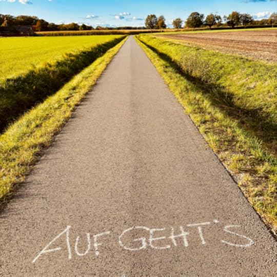 Auf einem Weg an Feldern entlang steht mit Kreide: 