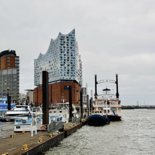 Blick auf die Elbphilharmonie von der Überseebrücke aus