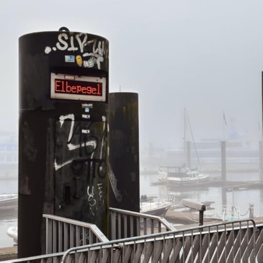 Die Elbpegelanzeige im Hamburger Hafen, Höhe Anleger Feuerschiff