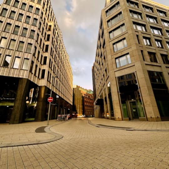 Abendszene, eine menschen- und autoleere Kreuzung im Rathausviertel, Sonnenuntergangslicht, sehr großstädtischer Eindruck durch de modernen Bauten